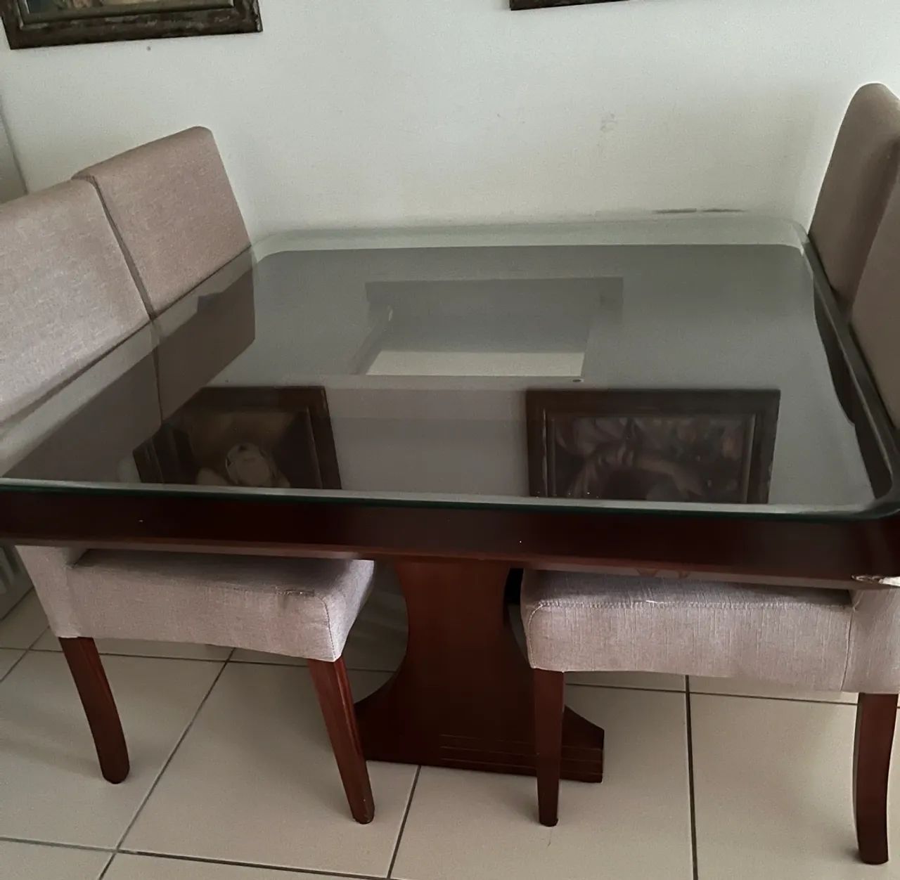 MESA DE MADEIRA,TAMPO DE VIDRO + 4 CADEIRAS  - Foto 3