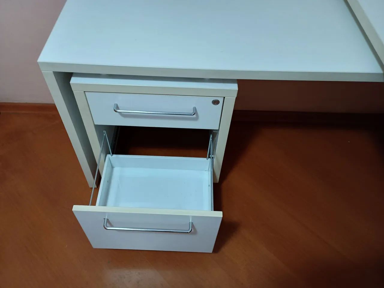 Mesa de escritorio em L com gaveteiro - Foto 4