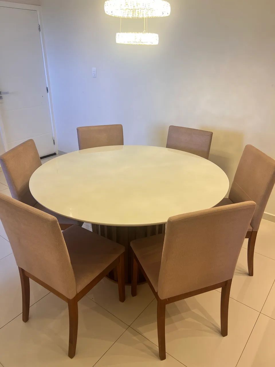 MESA REDONDA RIPADA COM 06 CADEIRAS DE MADEIRA
