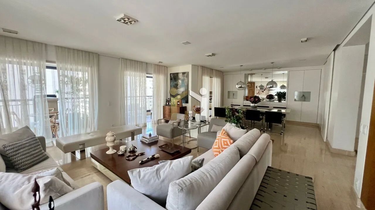 Apartamento a venda em Moema com 302m², 4 suites e 5 vagas.