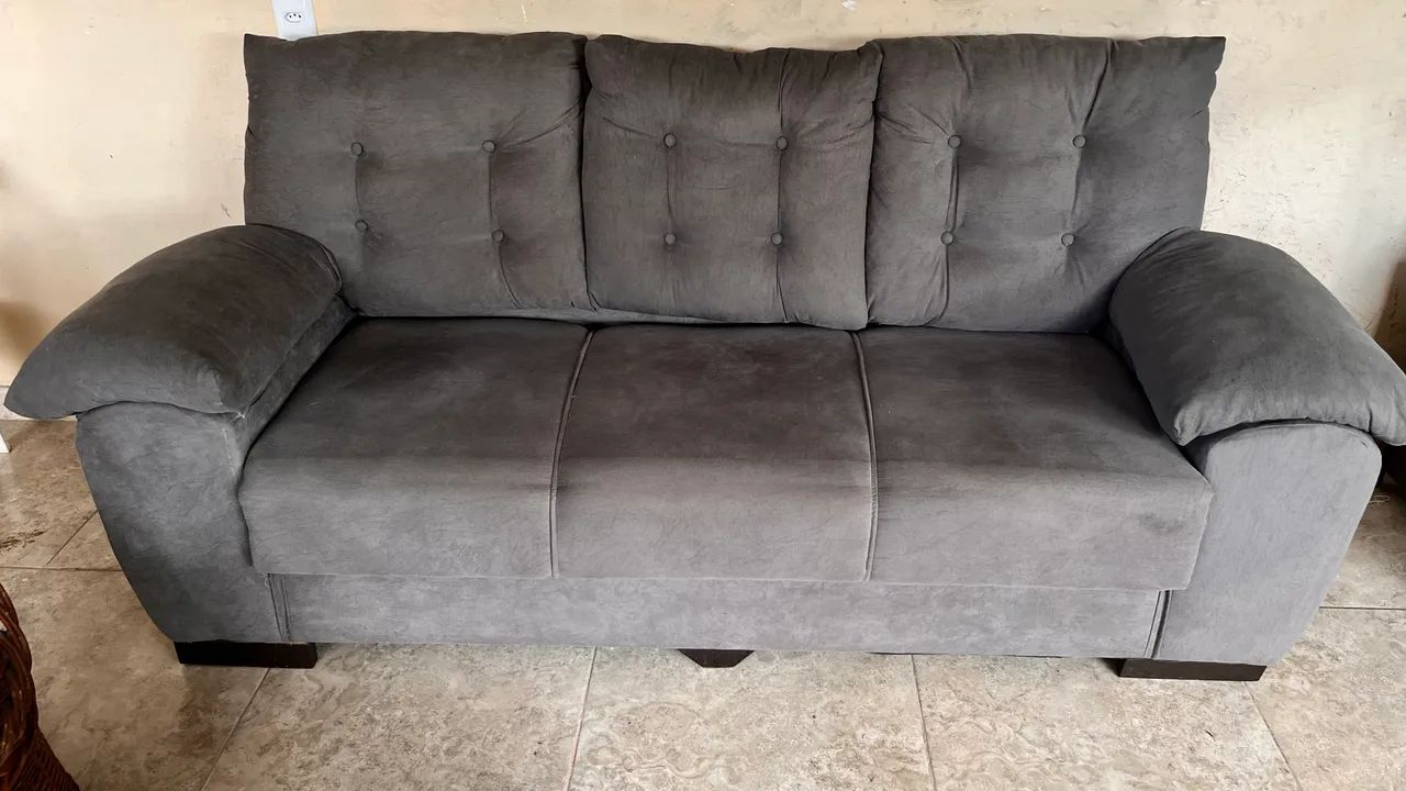 Sofá três lugares cinza em ótimo estado.