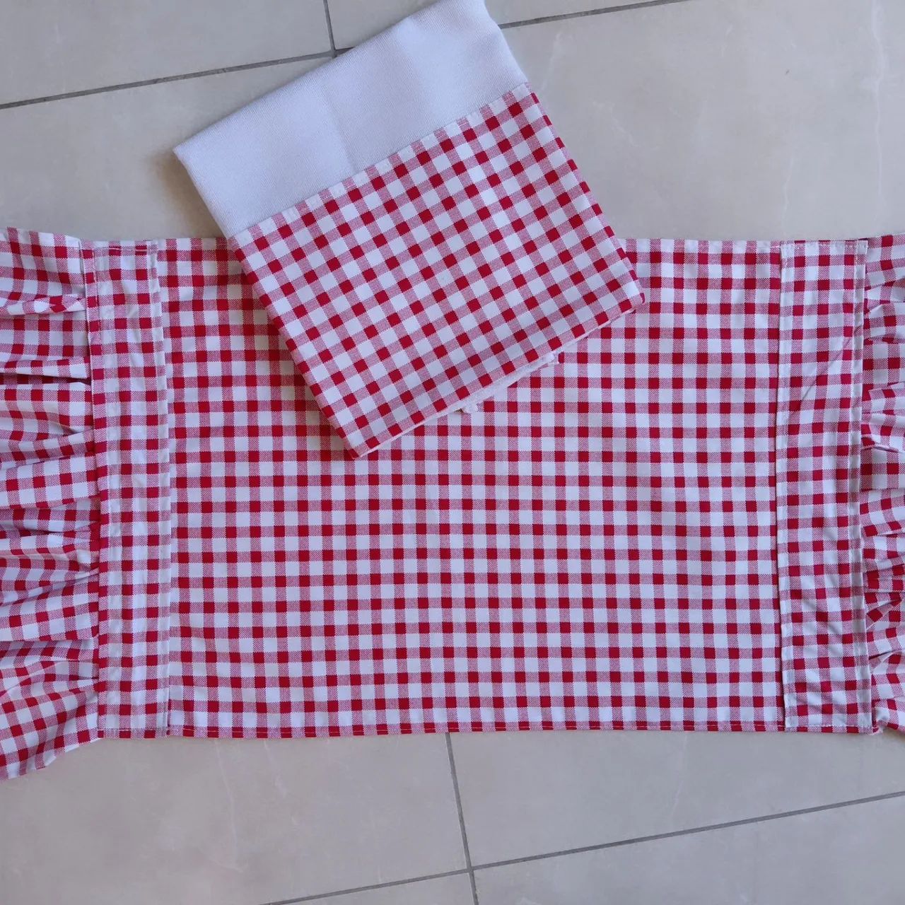 sousplat com babados em xadrez vermelho