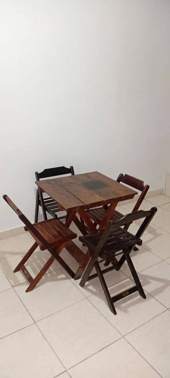 Mesa C/ 4 Cadeiras Dobráveis 