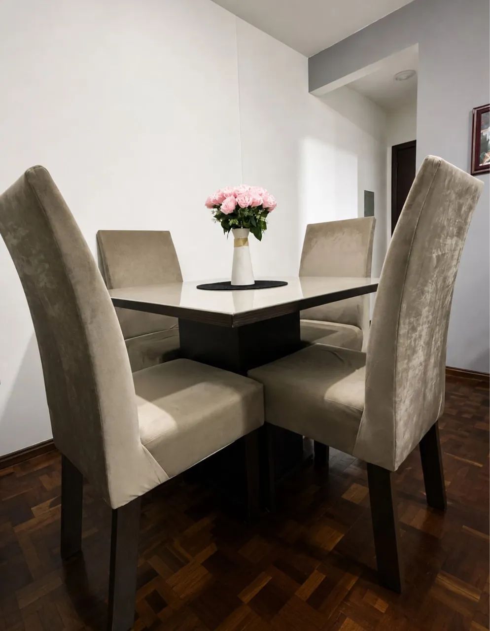 Mesa linda com cadeiras  - Foto 2