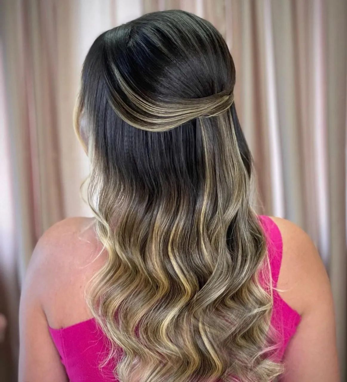 Maquiagem e penteado a domicílio.