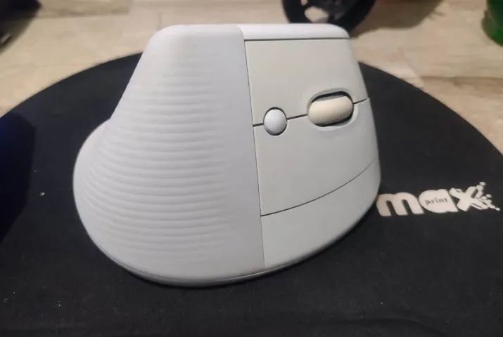 Mouse Sem Fio Logitech Lift Vertical Cliques Silenciosos Conexão Bluetooth ou USB Semi-nov