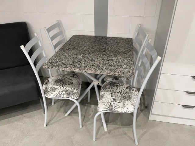 Mesa Tubular com 4 cadeiras (ENTREGA RÁPIDA)