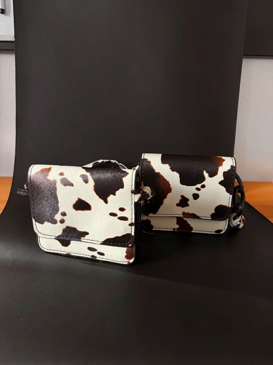 Dupla de mini bolsas em estampa de vaca - Foto 2