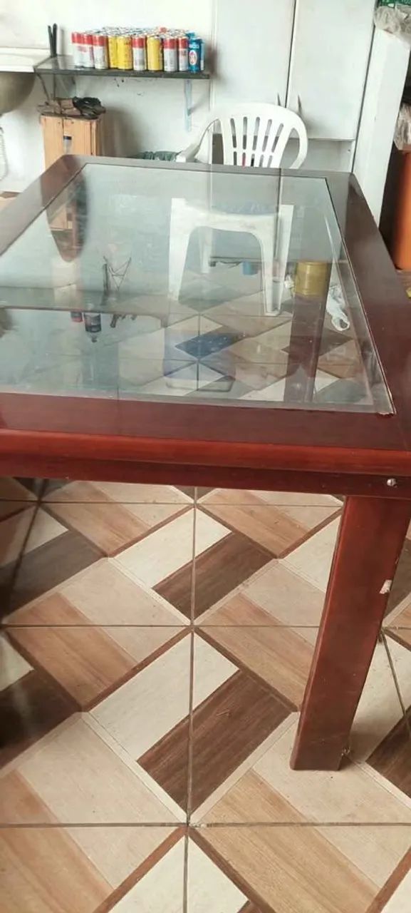 mesa de madeira com tampo de vidro
