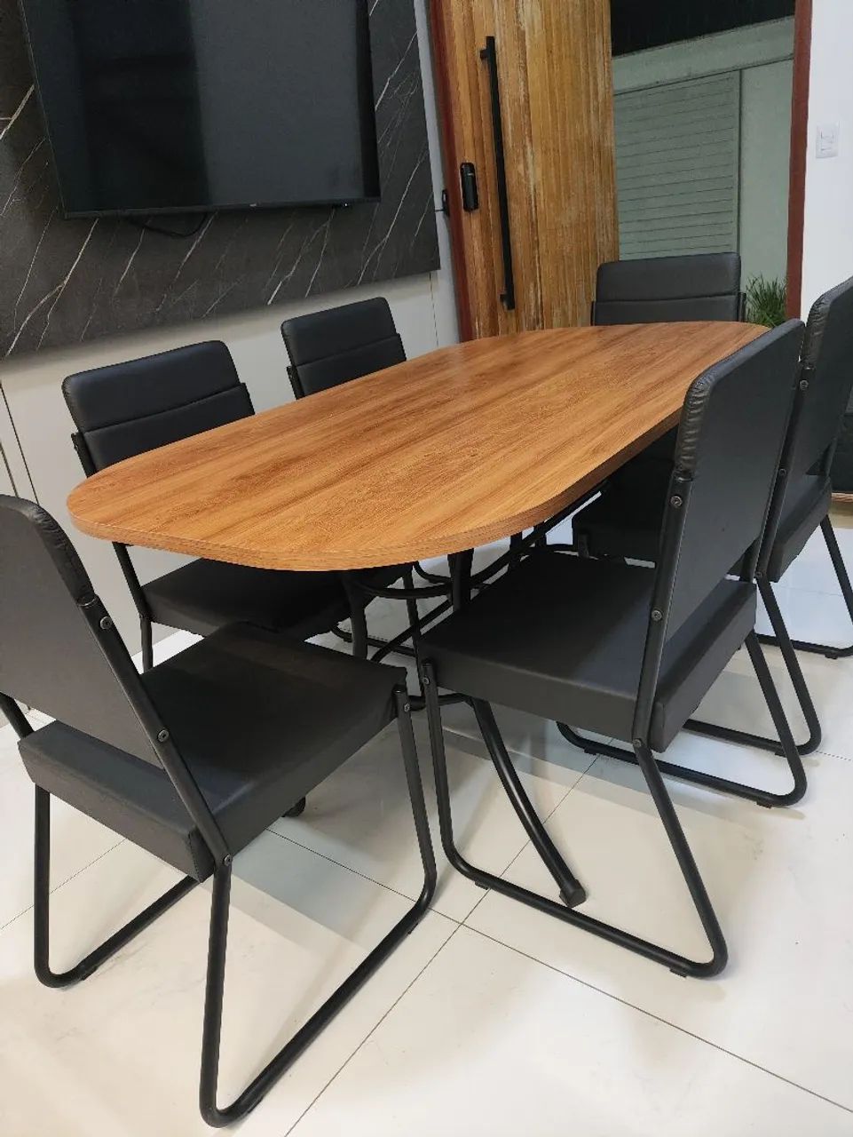 Conjunto de mesa e 6 cadeiras
