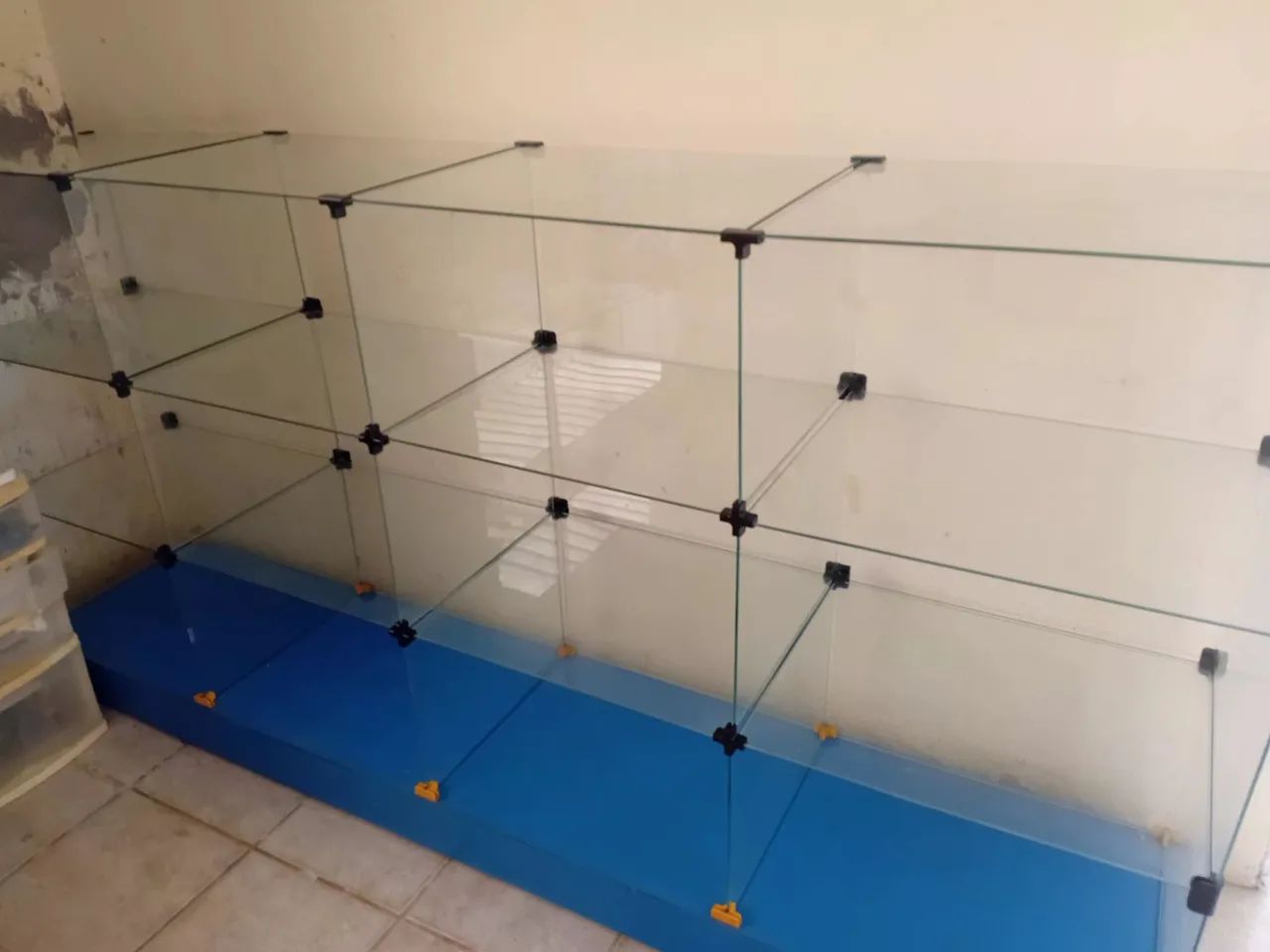 Vitrine de vidro com madeira