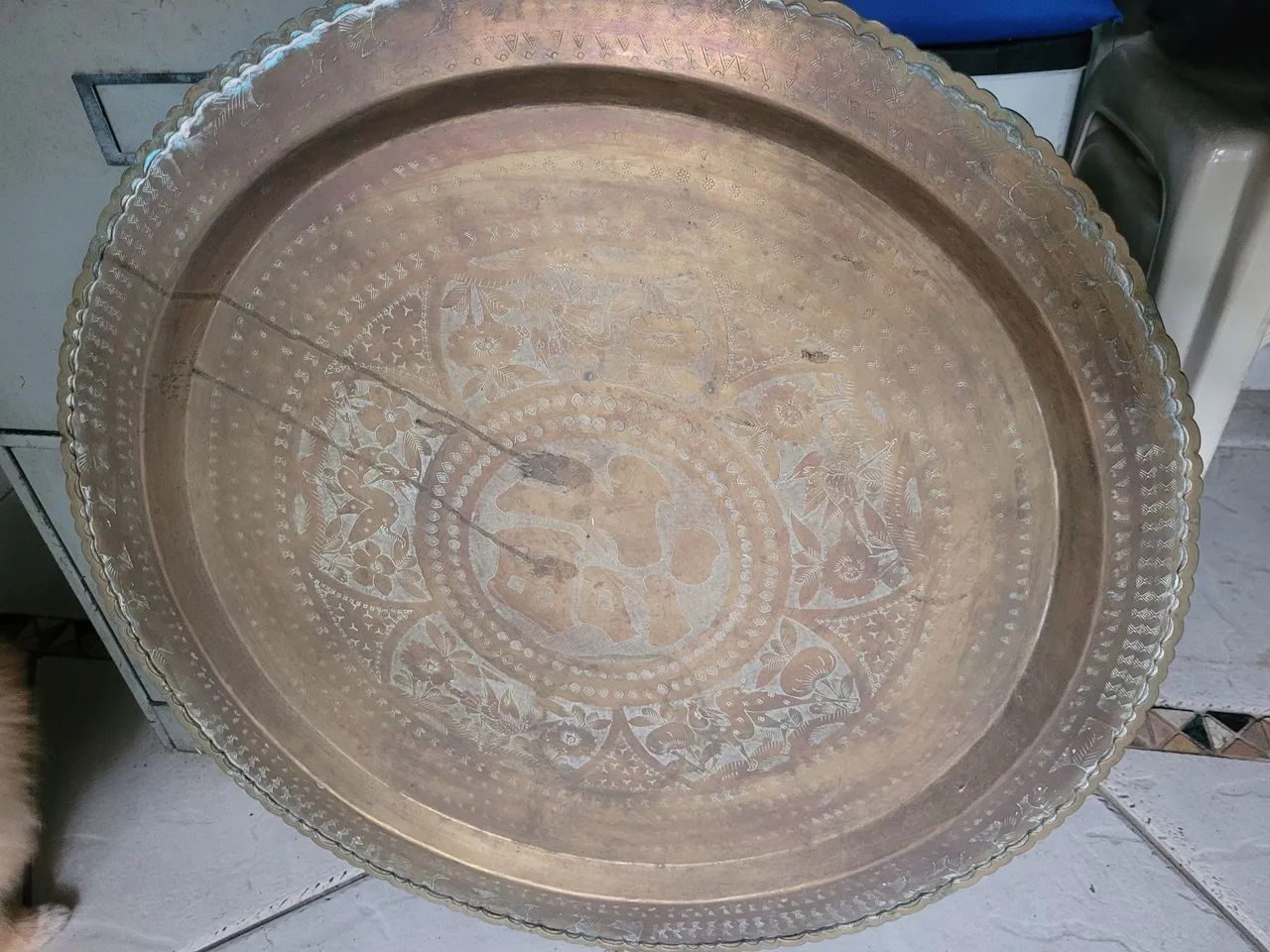 Prato de metal Oriental