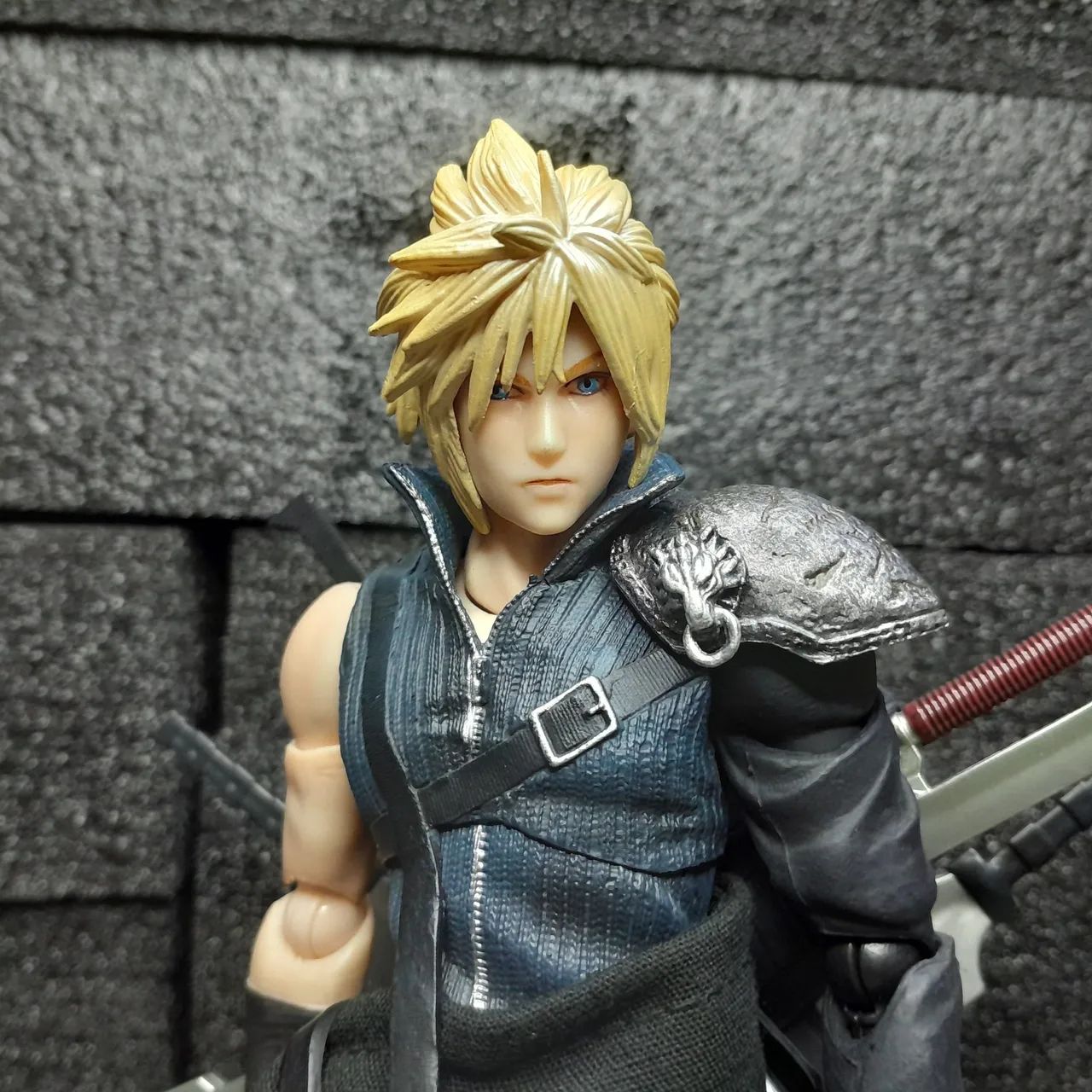Play Arts Kai Cloud Strife Final Fantasy VII Advent Children