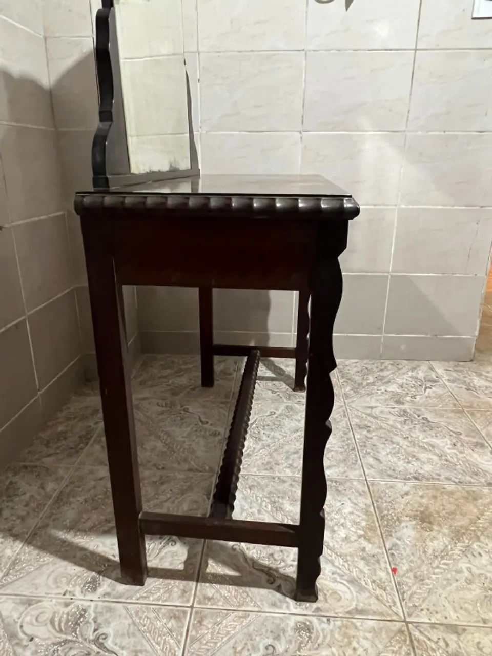 Penteadeira Antiga com Espelho Bisotê e Banquinho - Estilo Colonial - Foto 4