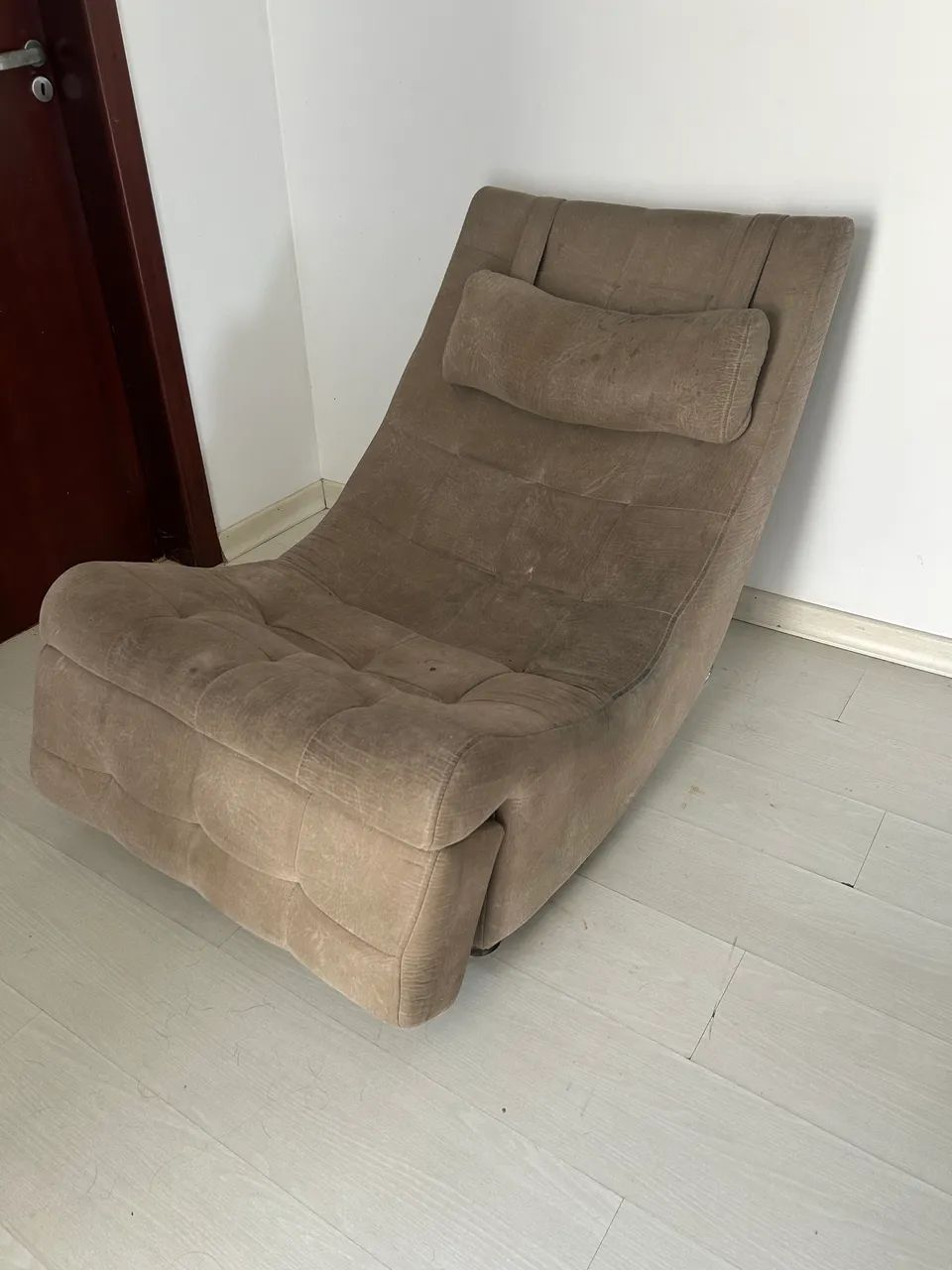 Poltrona com leve apoio aos pés  - Foto 3