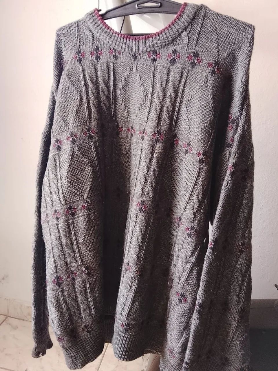 Blusa de frio gola redonda estampada cinza