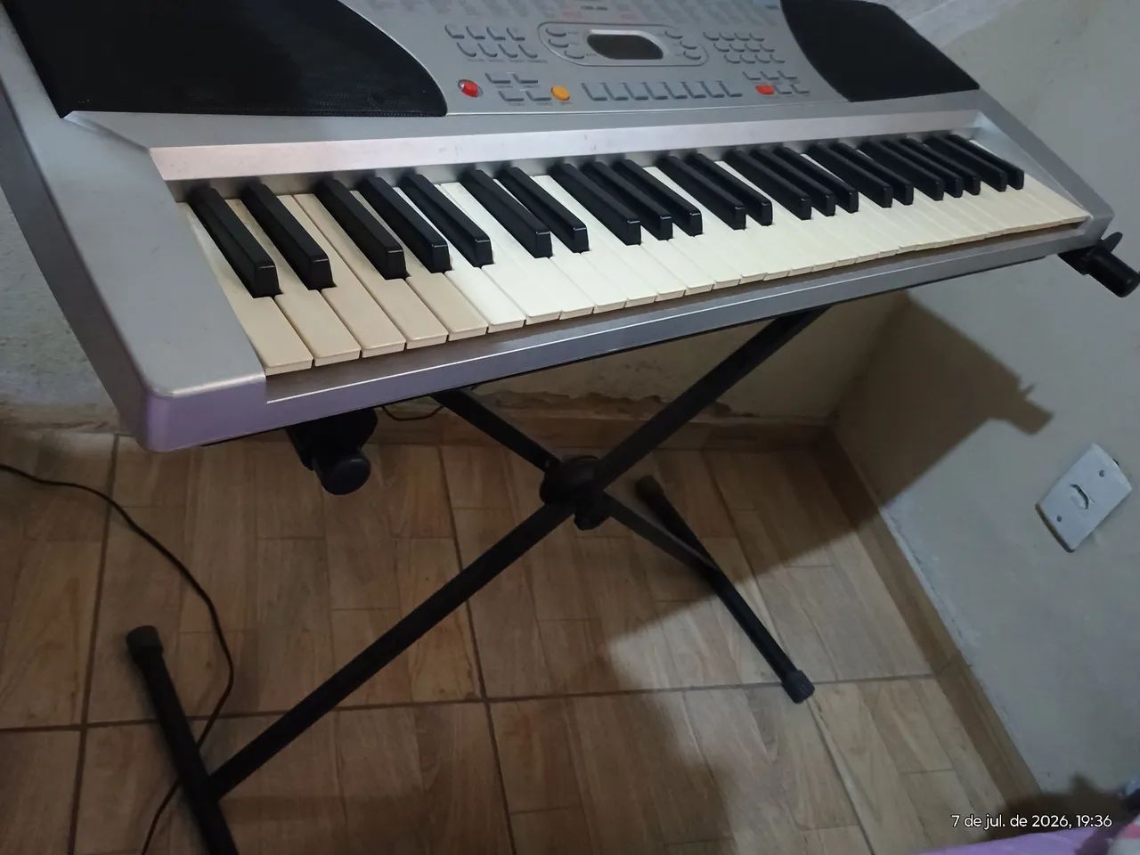 Teclado musical e estante  - Foto 2