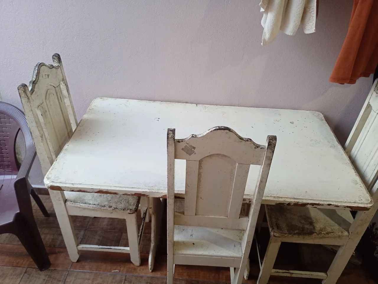 Mesa e cadeira de 4 lugares - Madeira 