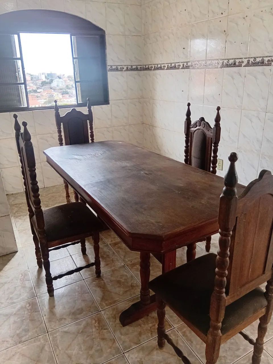 Vendo uma mesa com quarto cadeiras sucupira antiga 