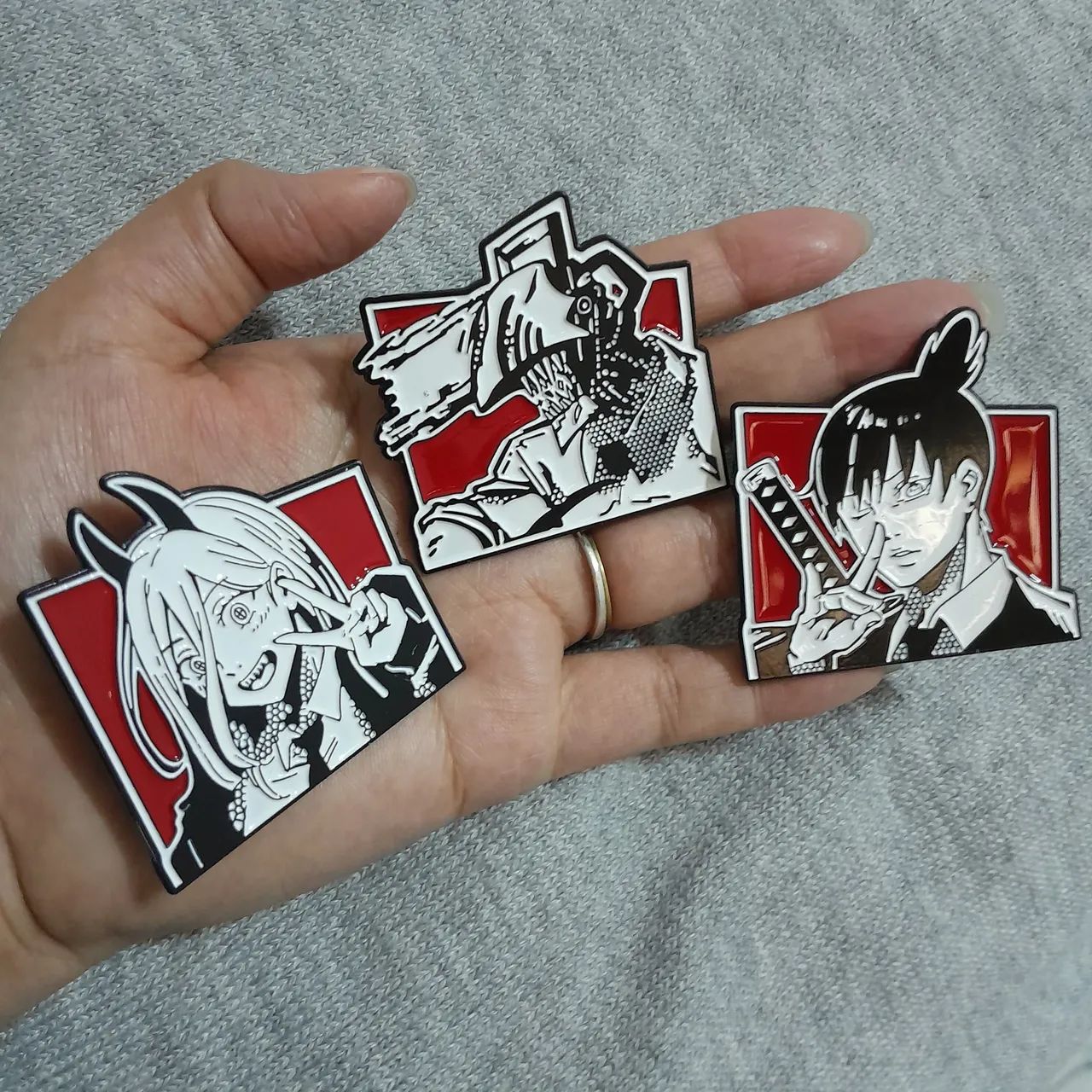 Kit 3 Broches / Pins Chainsaw Man - Denji, Power e Aki Hayakawa Anime - Foto 3