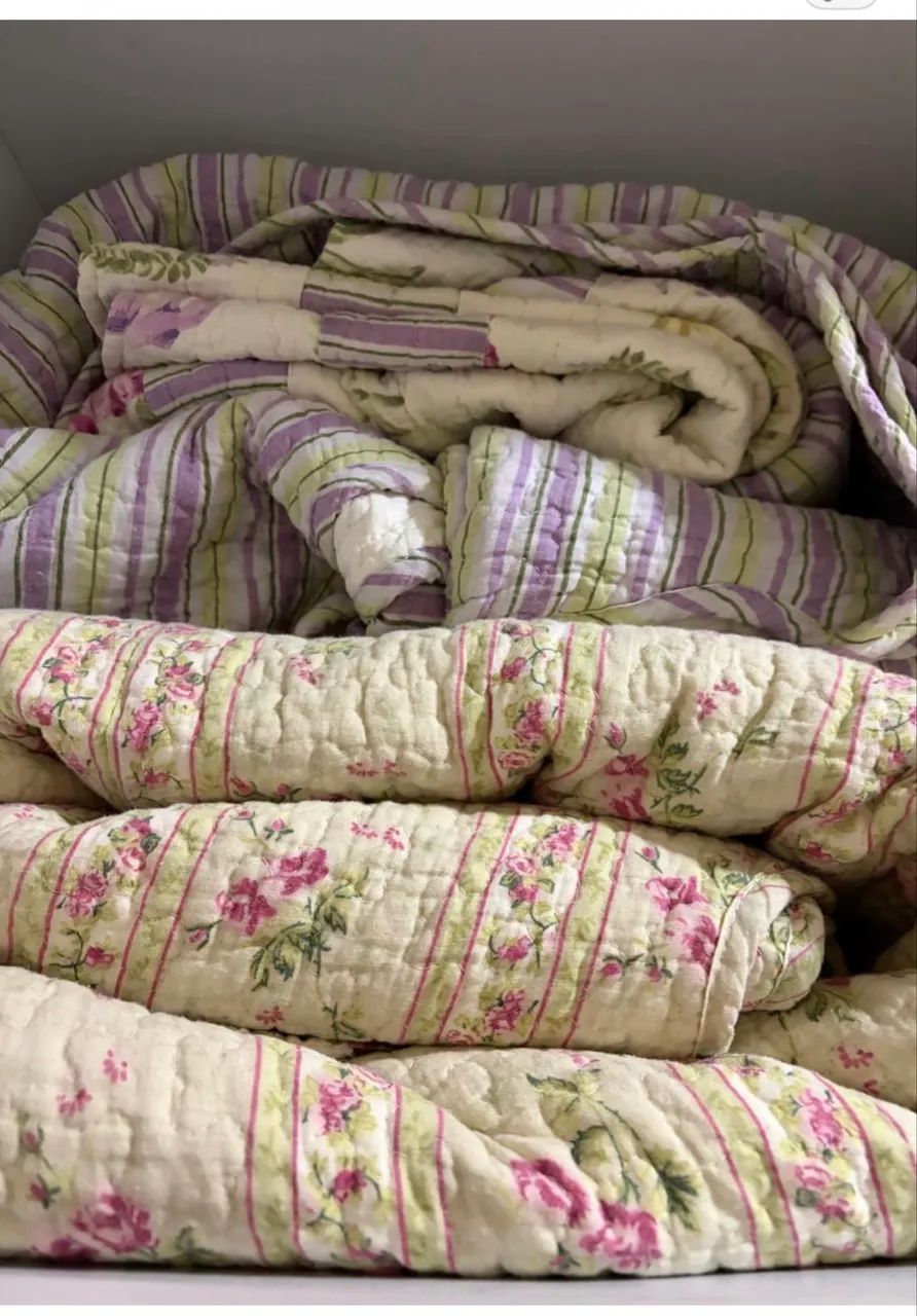 Cama e mesa e banho .