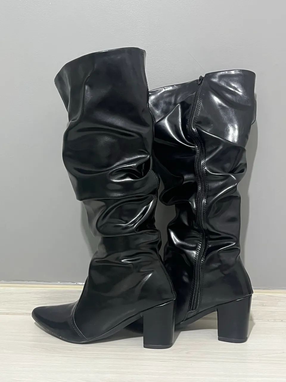 Bota preta de cano alto 