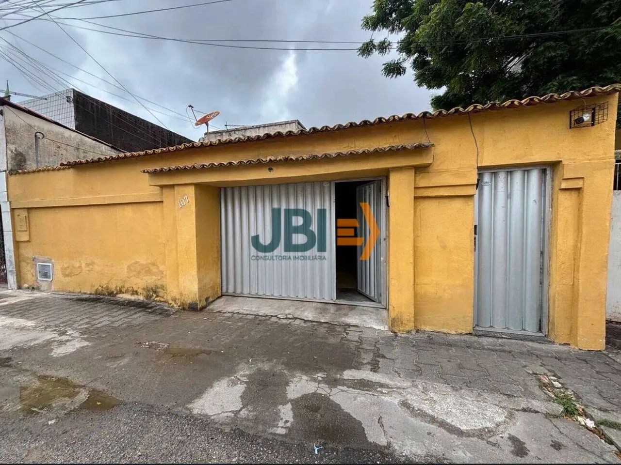 Vende-se casa ampla com 5 quartos mais 2 vagas - Monte Castelo