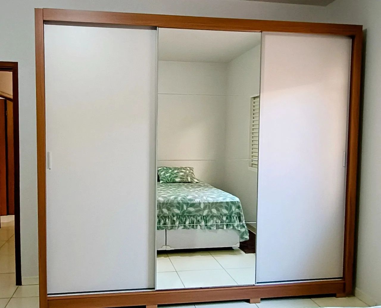 Guarda Roupa de Casal com portas de correr e espelho