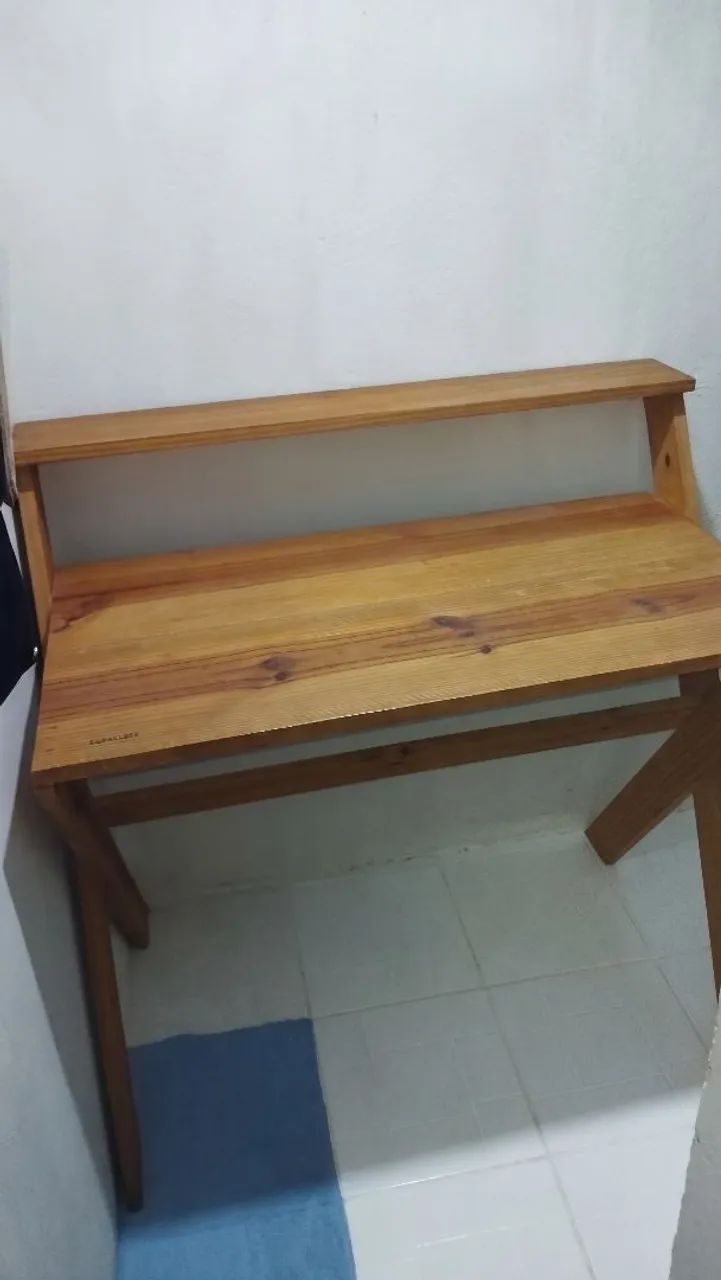 Escrivaninha de Madeira Vernizada 