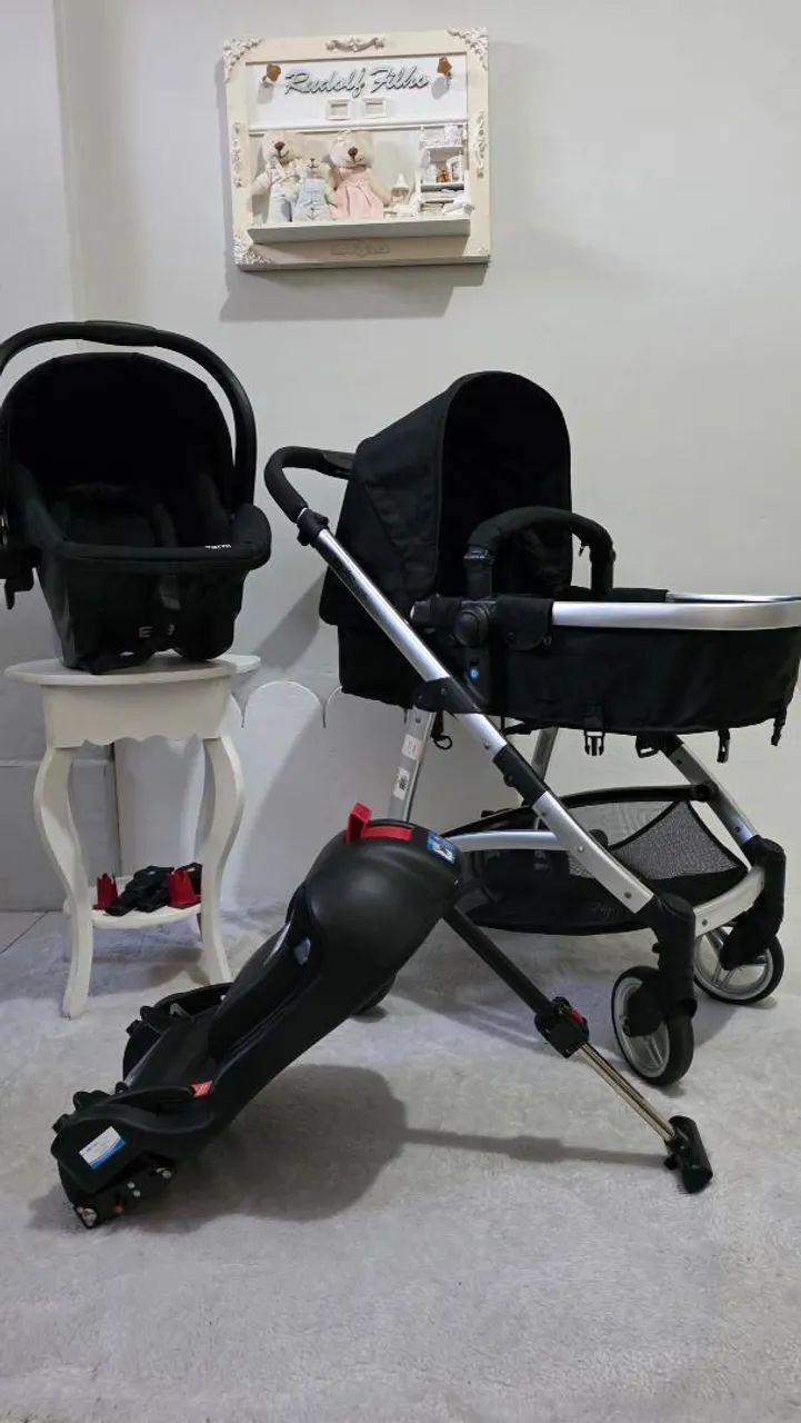 Carrinho Moisés com bebê conforto 