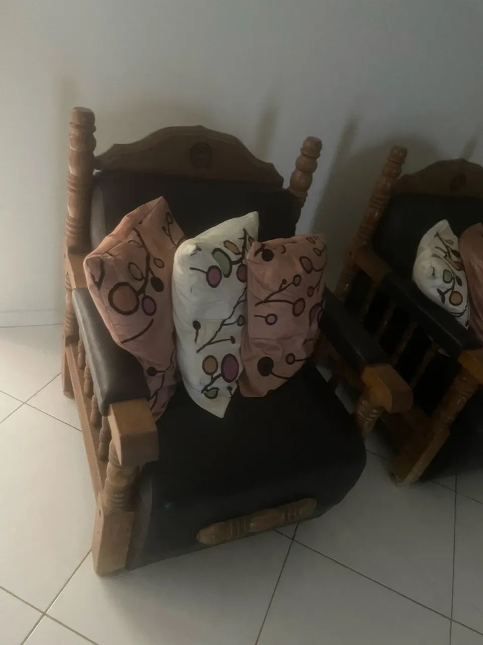 Cadeiras elegantes em madeira maciça 