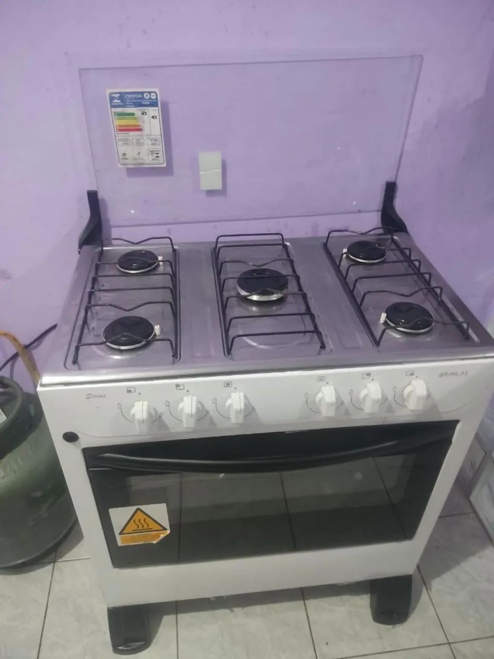 Fogão em bom estado.