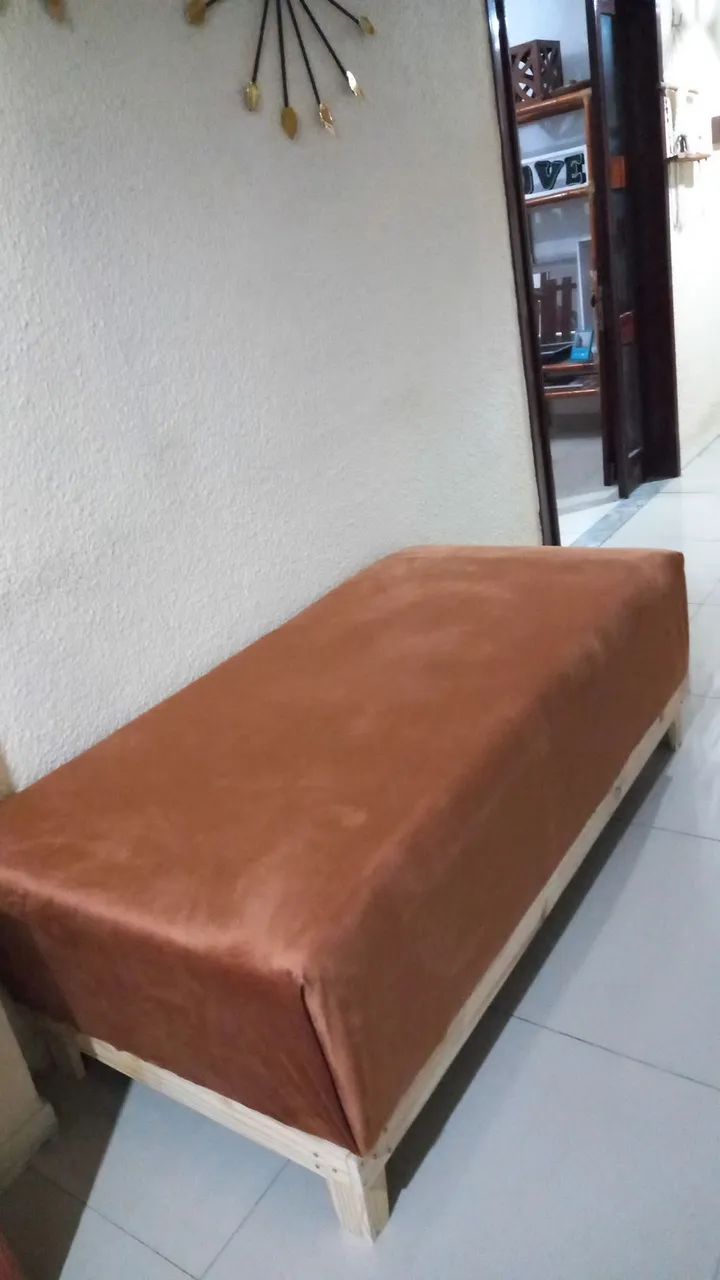 Sofá Cama Estofado com pés de Madeira - R$ 300 - Foto 2