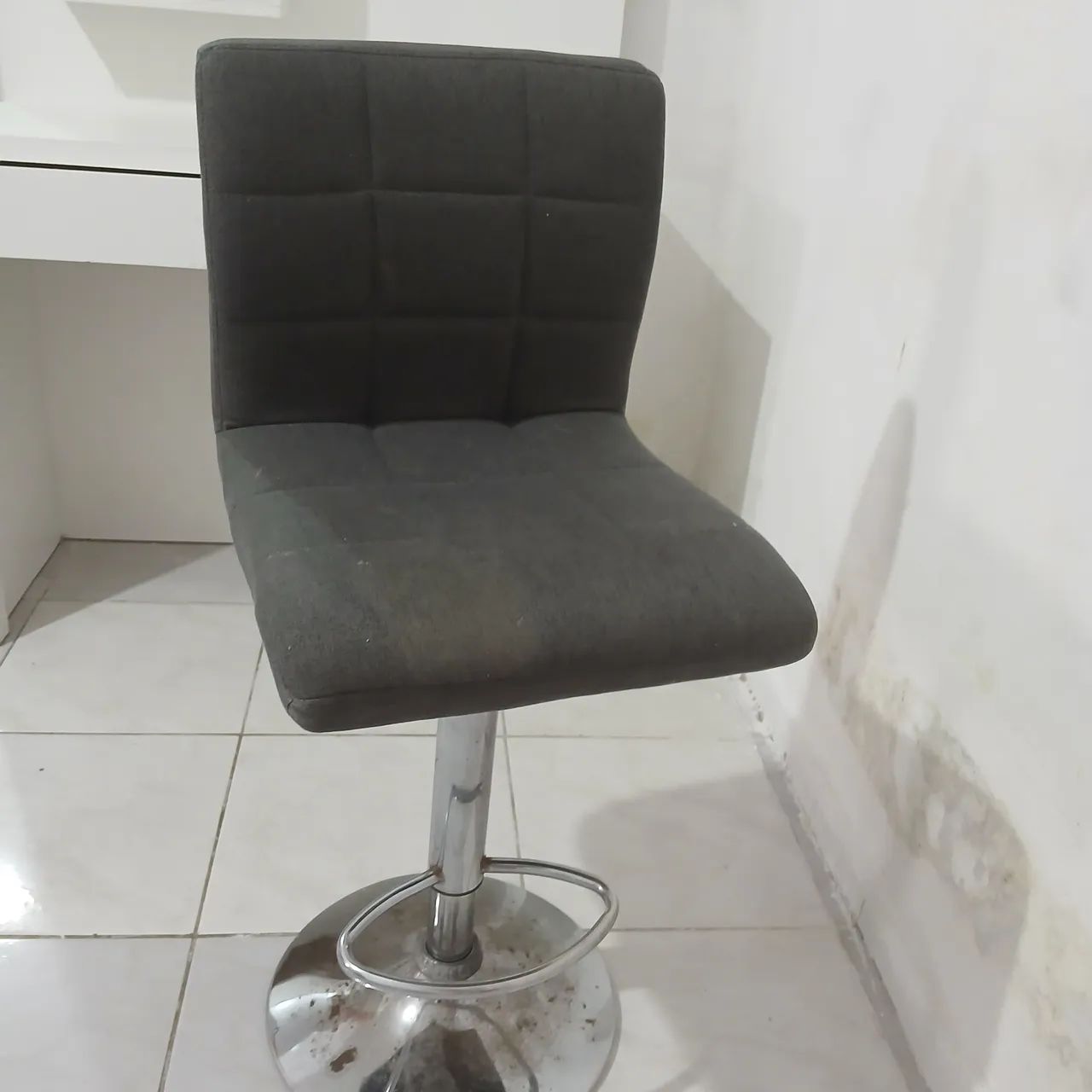 Cadeira Giratória Estofada com Regulagem de Altura - Cinza - Foto 2