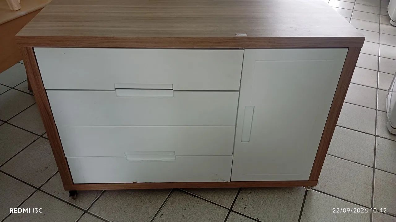Vendo cômoda com rodinhas 