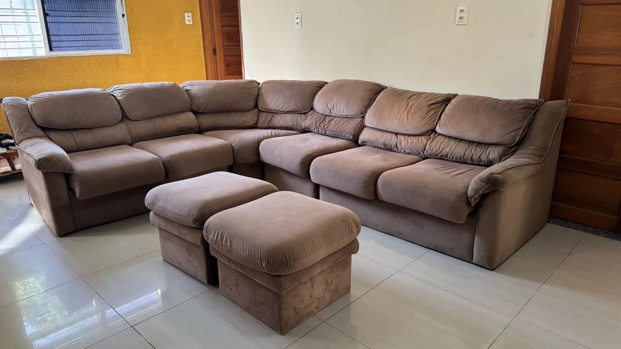 Lindo e imenso sofá em  L + 2 Pufs