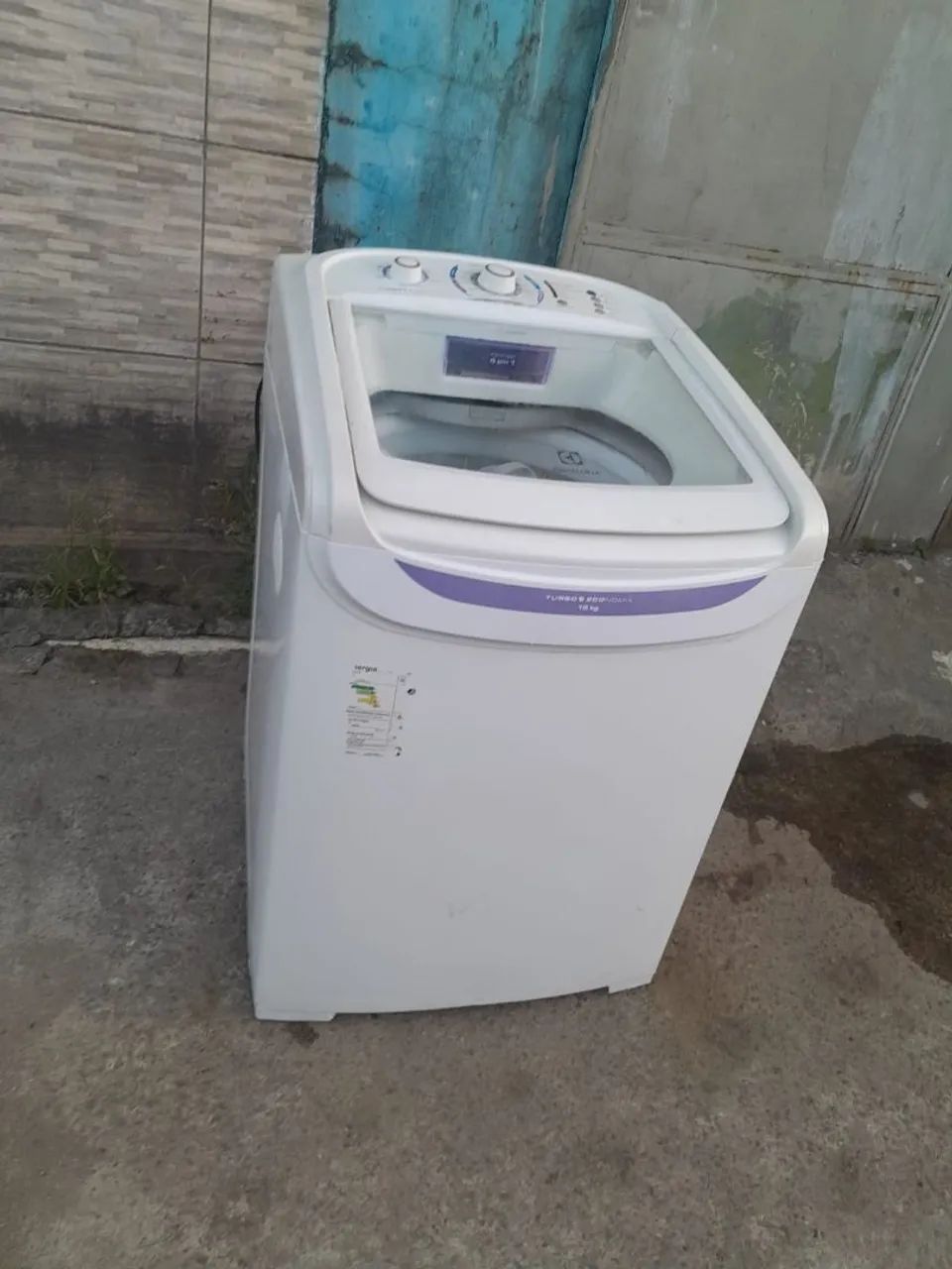 Máquina de lavar roupa funcionando perfeitamente 