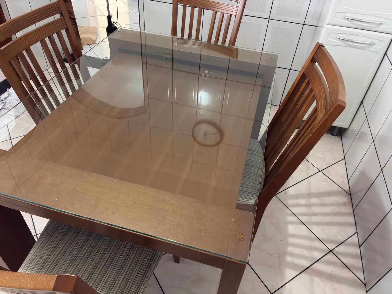 Conjunto de mesa com quatro cadeiras + buffet