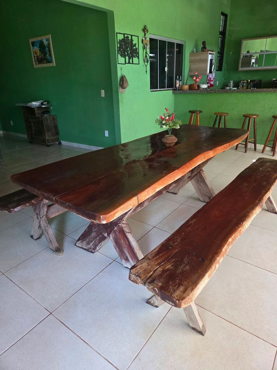 Mesa e banco de madeira rústica 