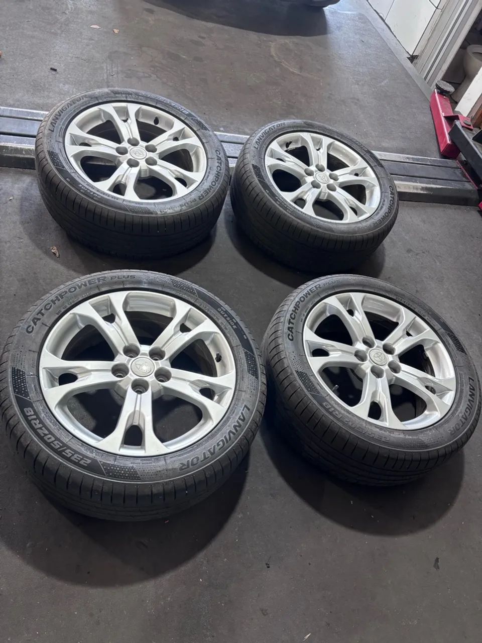 Jogo rodas 18 5x114 com pneus 