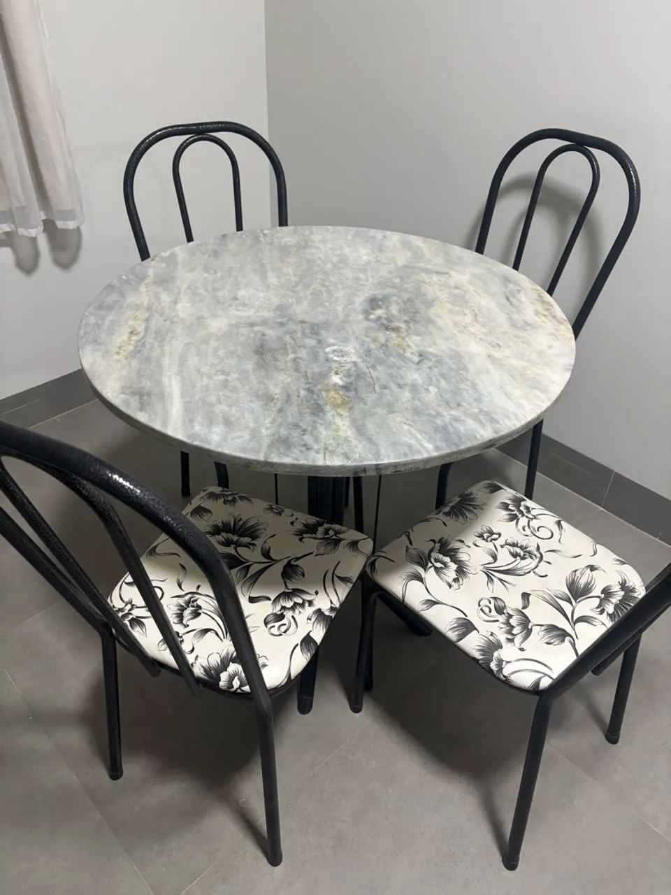 Mesa de jantar com pedra de granito, semi nova, 4 lugares.  - Foto 2