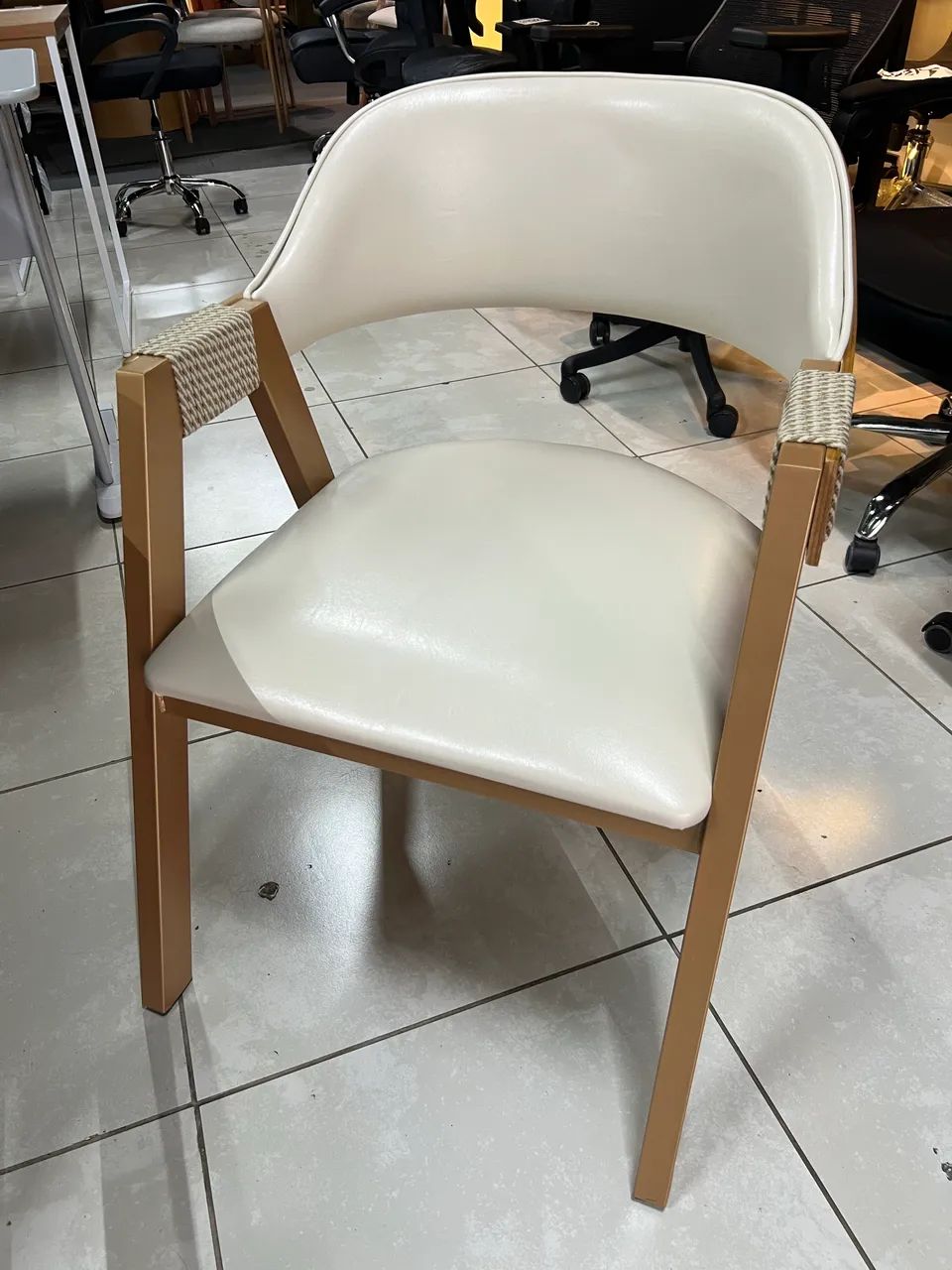 Cadeira no courino branco modelo poltrona 