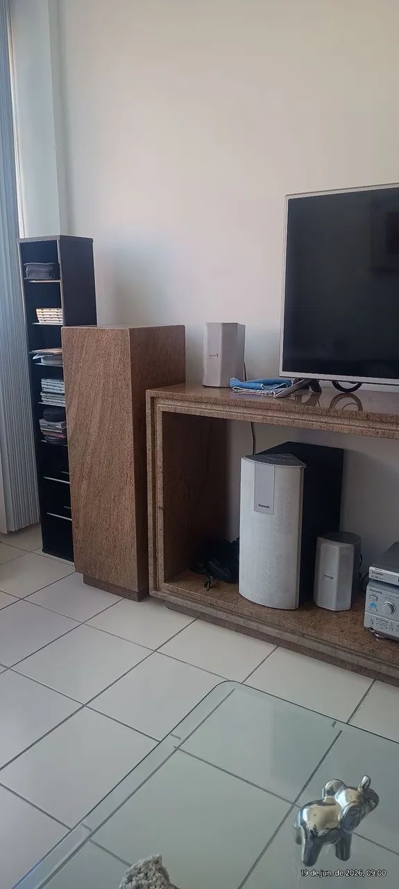 Sala de estar com aparador mais dois pedestais em granito e mesa de centro  - Foto 2