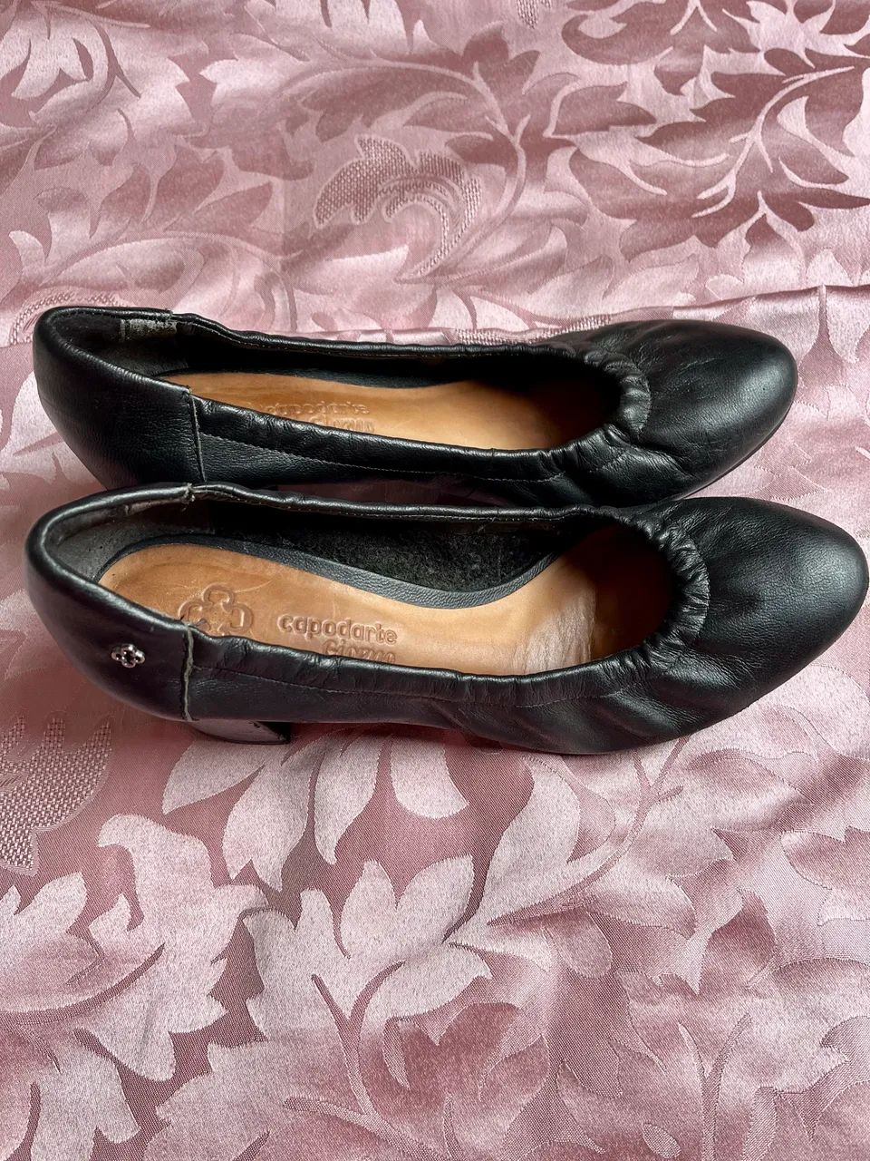 Sapato estilo boneca -  Comfortflex Preto em Couro - Capodarte  - Foto 2