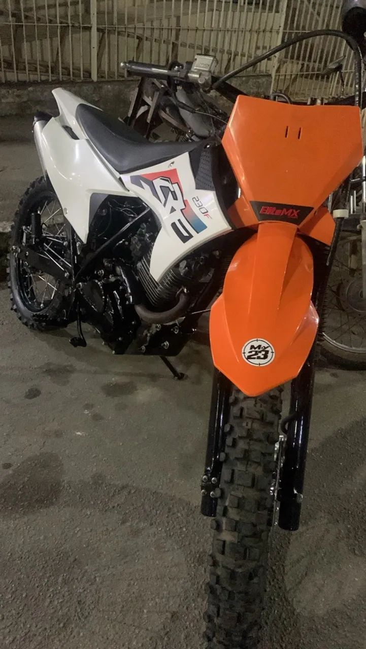 XR 200 com roupa de crf 