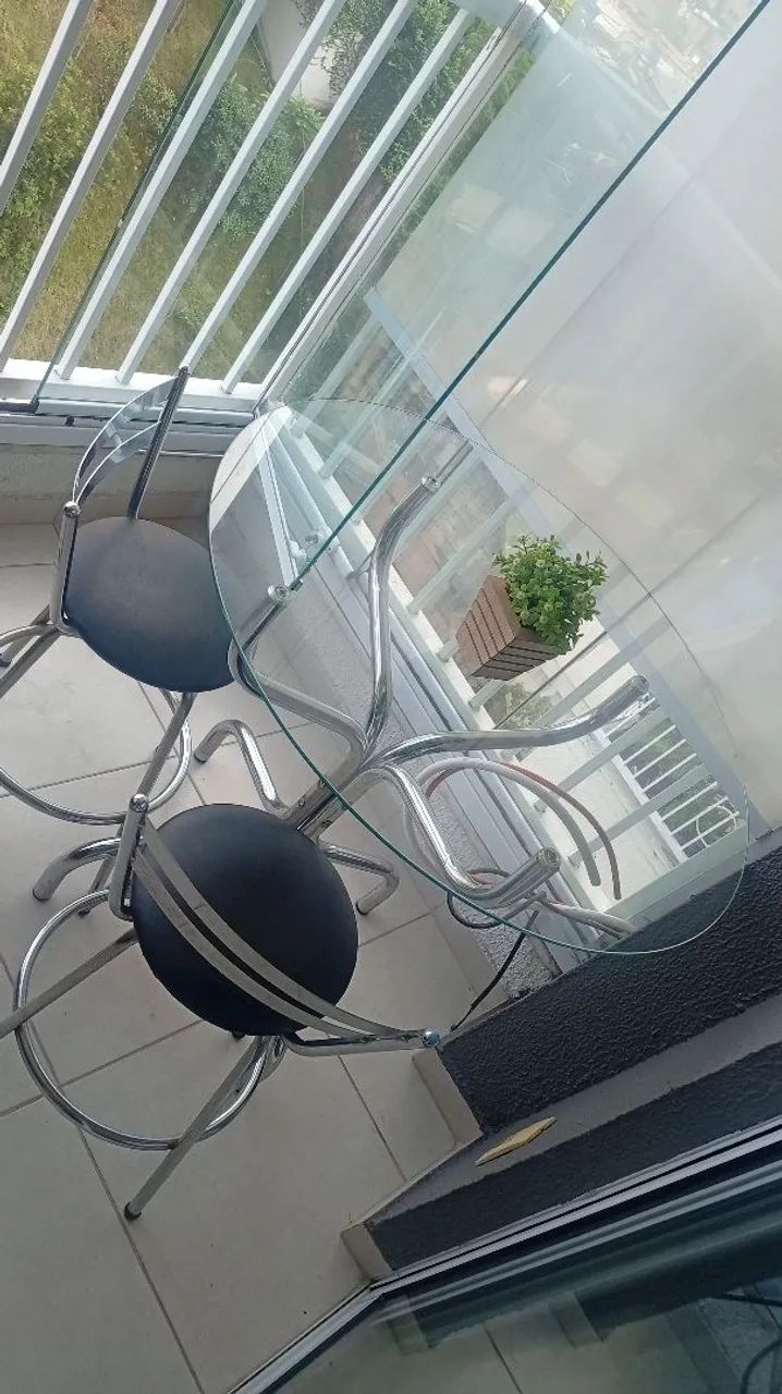 Mesa com duas cadeiras 