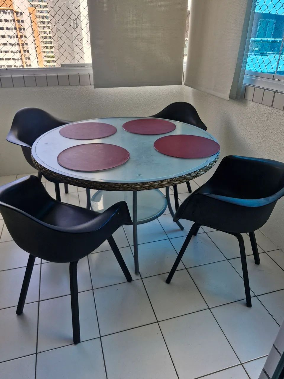 Cadeiras pretas de polietileno 
