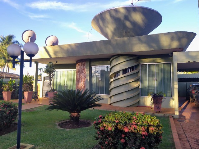 Pequena mansão 4 Suítes com excelente área de lazer - Foto 2