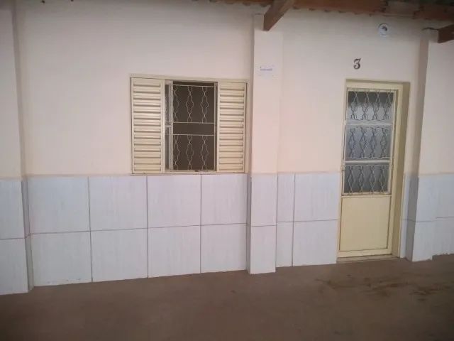 Aluga-se casa em Ladário a 800 metros da marinha