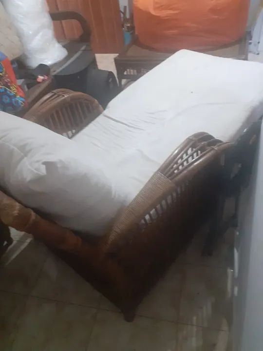 Espreguiçadeira, divã ou chaise em rattan e madeira, estofados de tecido nobuck - Foto 5